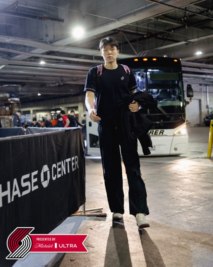 开云体育APP-客场挑战勇士！开拓者球员入场造型：杨瀚森依旧背粉书包