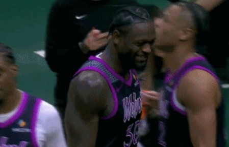 开云体育官网-强制打断！兰德尔持球刚起步突破森林狼叫停 兰德尔自己也乐了