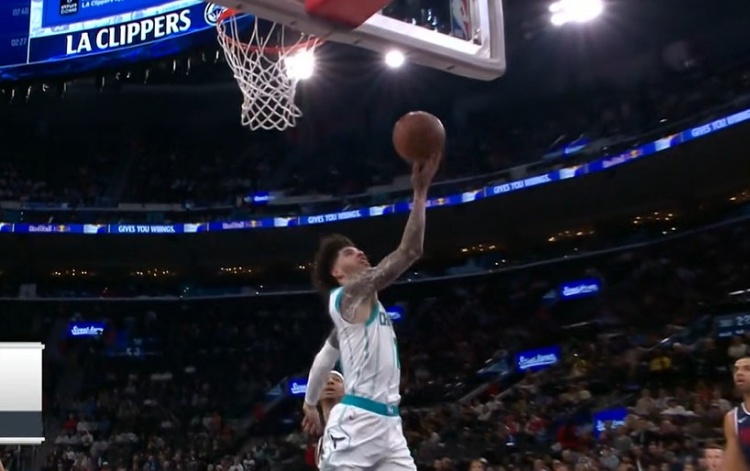 开云体育下载-主打一个球风飘逸！三球推进强突一打三 妖娆单手反篮取分