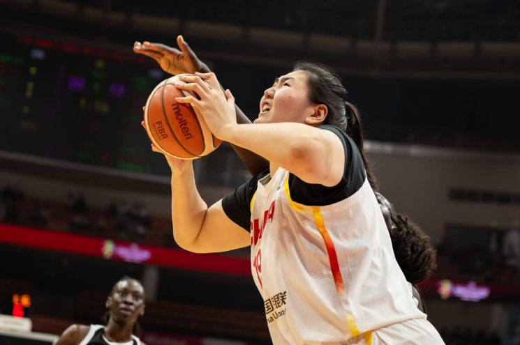 开云体育官网-统治力！张子宇不到9分钟高效11+5 连续3场上双队内唯一