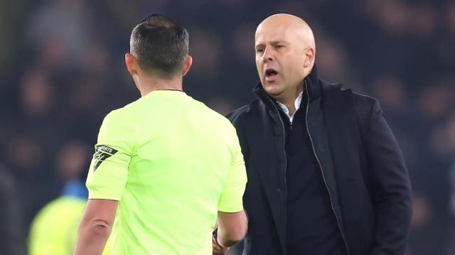 开云官网-斯洛特对裁判“讽刺性”握手，德比战利物浦领仨红牌